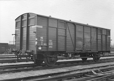 841424 Afbeelding van de gesloten goederenwagen nr. 724 (type GW, geelbander) van de N.S. te Amersfoort.